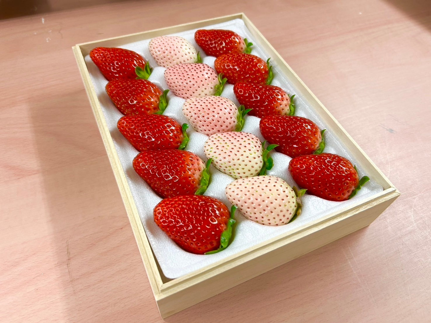 田村さんの紅白いちごセット(桐箱入り贈答用)約450g