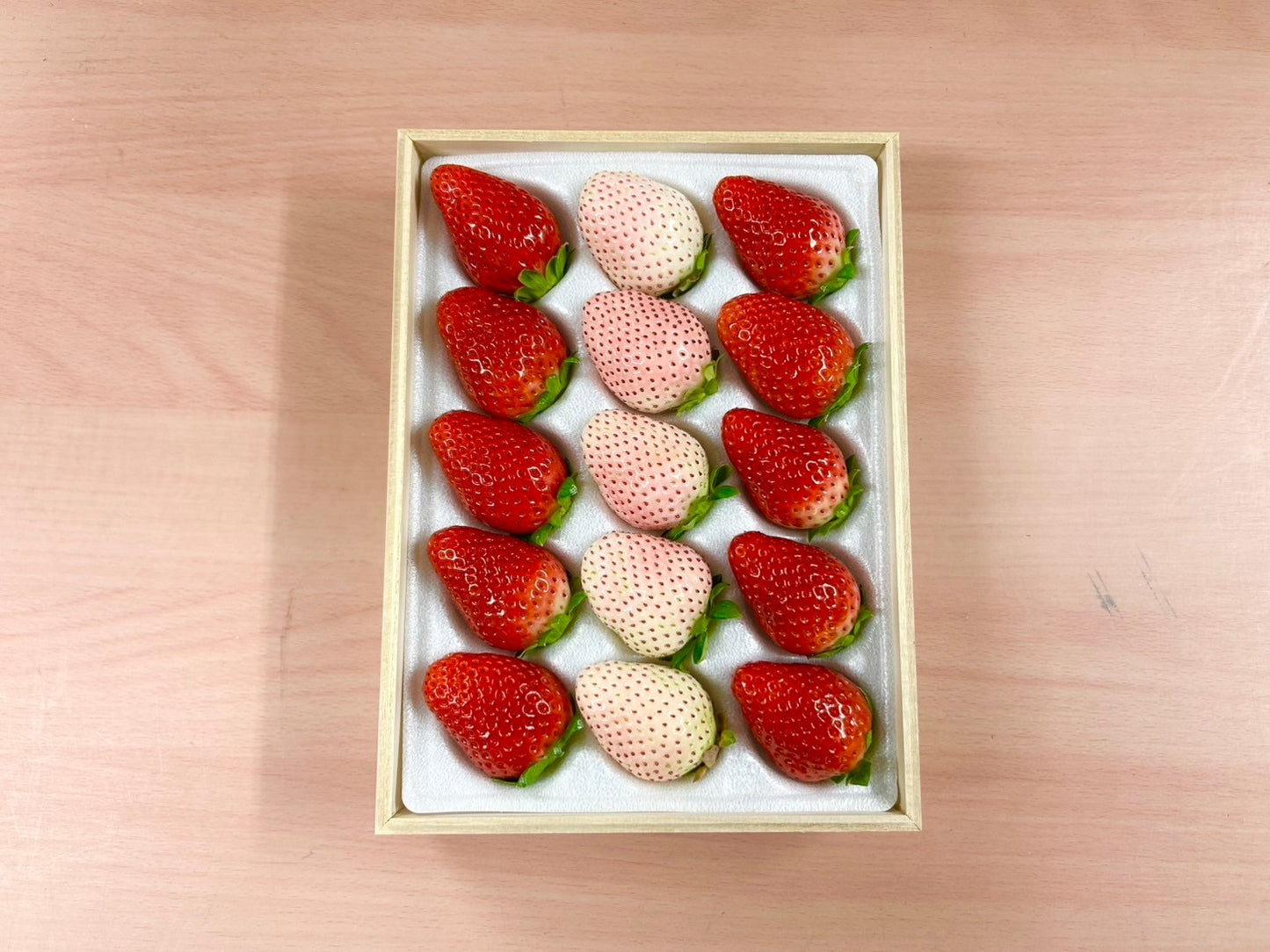 田村さんの紅白いちごセット(桐箱入り贈答用)約450g